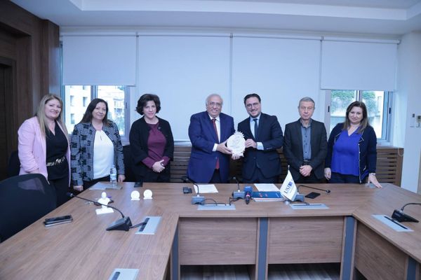 مذكرة تفاهم تجمع تيلي لوميار – نورسات وكلية إدارة الأعمال في جامعة القديس يوسف