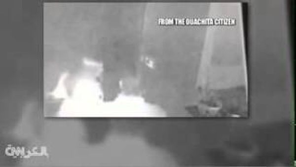 كاميرا المراقبة ترصد عضوا بالكونغرس يقبل إحدى موظفاته‬‏
