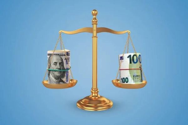 المنافسة تشتعل بين الدولار واليورو جراء الحرب على ايران