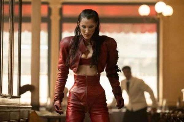 بيلا حديد تخوض أول تجربة تمثيلية لها في مسلسل “The Beauty”