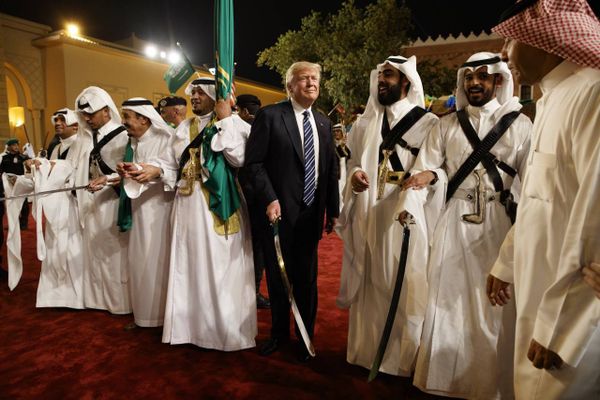 "مُفاجأة"... هدايا مزيفة منحتها السعودية لـ ترامب!