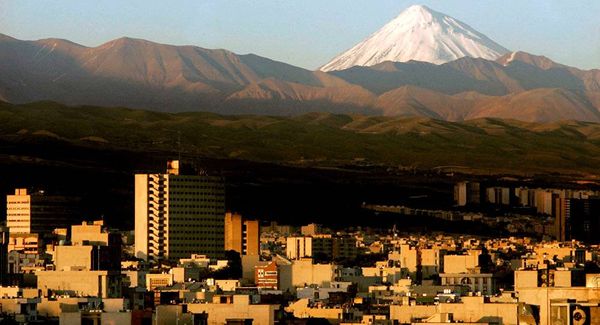 روحاني يستقبل رئيس الوزراء الباكستاني في طهران