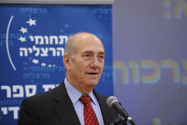 أولمرت يهاجم نتنياهو: يسعى لحرب لا نهاية لها