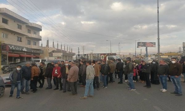 أهالي بعلبك يقطعون الطريق الدولي مطالبين بالعفو العام