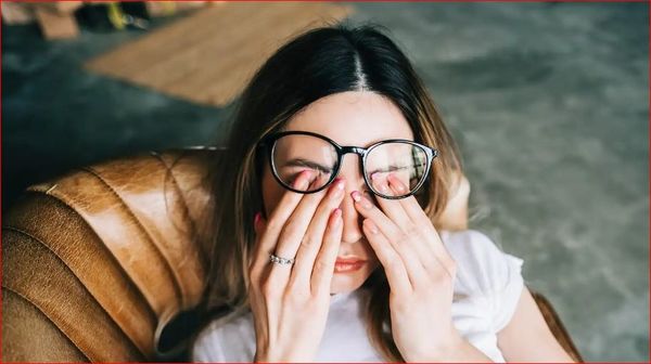 لماذا تشعر بالتعب رغم النوم؟ أطباء يوضحون الأسباب والحلول