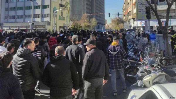 إيران: إحراق مكتب ممثل خامنئي وقتلى في الاحتجاجات