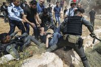 آلاف الفلسطينيين يتوافدون الى المسجد الأقصى والاحتلال يفرض اغلاقاً شاملاً على «الضفة»
