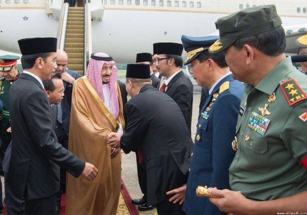 خادم الحرمين يصل إلى إندونيسيا وسط إجراءات أمنية مشددة