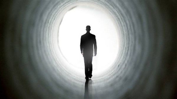 ماذا نرى عندما نموت؟ 6 أشخاص نجوا من الموت يروون ما رأوه في العالم الآخر