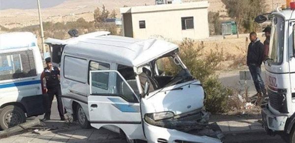 اصطدام "فان" لنقل الطلاب بشجرة.. والحصيلة 12 جريحاً!