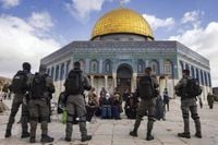 الاحتلال يقتحم المسجد الأقصى لليوم الخامس
اجتماع عربي طارئ يدعو لتحرك دولي