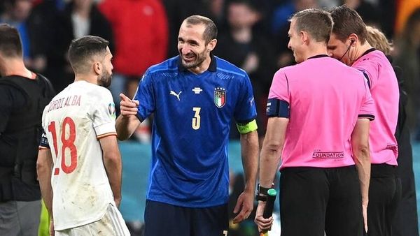كيليني يوضح تصرفه "الغريب" مع ألبا