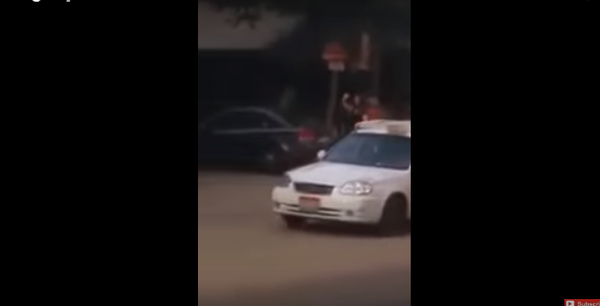 بالفيديو.. فتاة ترقص في شارع فيصل.. كيف كانت ردود فعل المارة؟!!