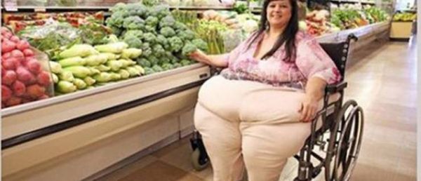 رجل يشجع زوجته حتى وصل وزنها 215 كيلو جرام و بعدها تحدث المفاجأة