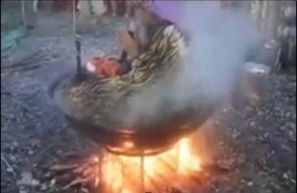 بالفيديو - رجل مسنّ 'يطهو نفسه' بالماء المغلي!
