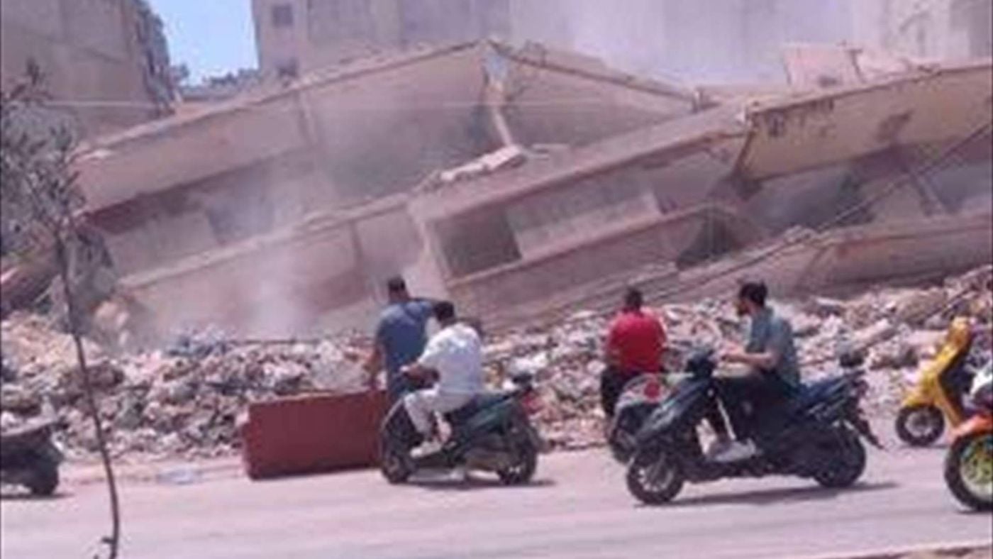 انهيار جزء من مبنى متضرر  جراء الحرب في بئر العبد
