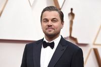أنباء عن مواعدة ليوناردو دي كابريو لامرأة لم تكن ولدت وقت إصدار Titanic