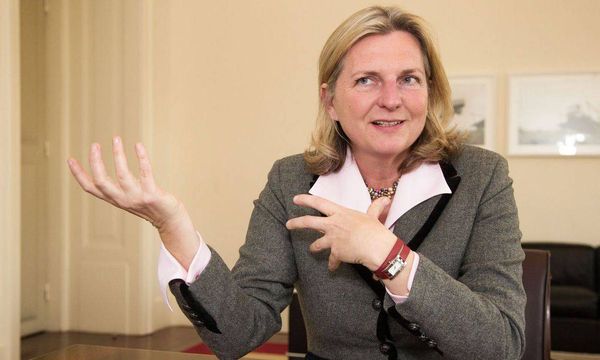 وزيرة خارجية النمسا السابقة تكشف أسباب أزمة لبنان.. وهذا ما قالته