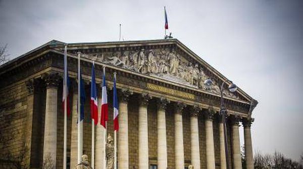 وسط جدل مالي حاد.. الحكومة الفرنسية تتجاوز اختبار حجب الثقة