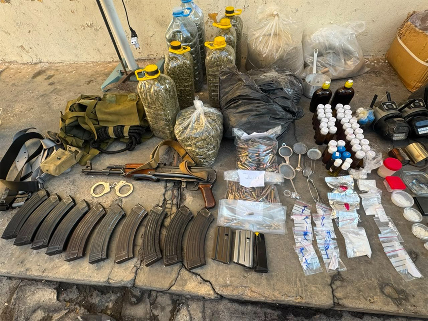 الجيش يوقف 10 أشخاص في مداهمات أمنية بمناطق عدة