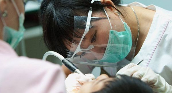 علماء: تنظيف الأسنان يمكن أن يطيل العمر لـ6 سنوات
