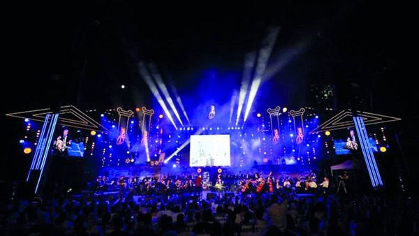 20 مطربًا يحيون حفلًا في 