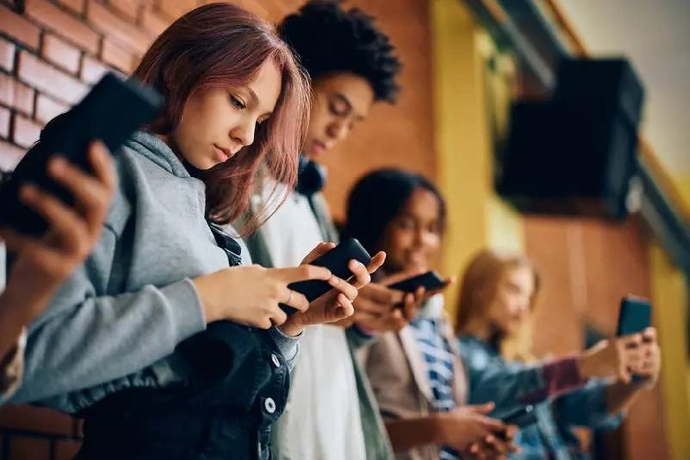 كيف يؤثر الاستخدام المفرط للهاتف على نفسية المراهقين؟