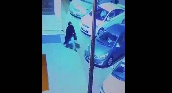 بالفيديو... امرأة تترك رضيع أمام مسجد في السعودية