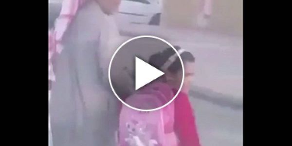 شاهد الفيديو الذي غير حياة "حارس مدرسة" ...حيث أثنى عليه الوزير وأغرق بالهدايا!