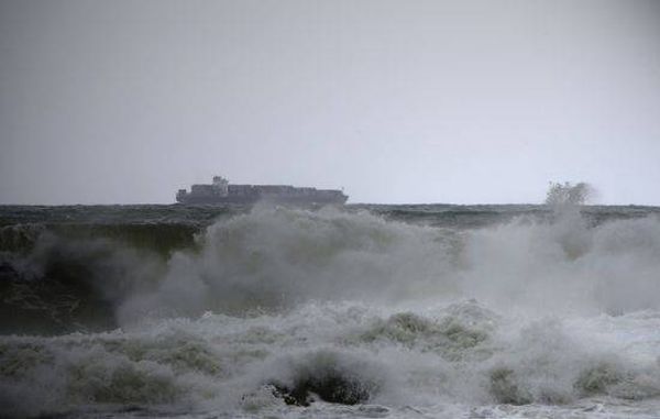 لبنان : تضرر عدد من المقاهي البحرية والبسطات على كورنيش الميناء في طرابلس جراء اشتداد سرعة الرياح والامواج تلامس رصيف الكورنيش