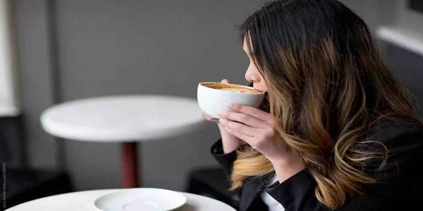 5 أكواب يوميًا تغيّر المعادلة... ماذا تفعل القهوة بعظام النساء؟