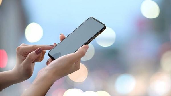 هاتف ذكي عربي الصنع بمواصفات ممتازة وسعر منافس