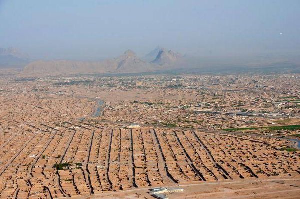 طالبان تنظم عرضا عسكريا بقندهار وخبراء قطريون في كابل لاستئناف عمل المطار