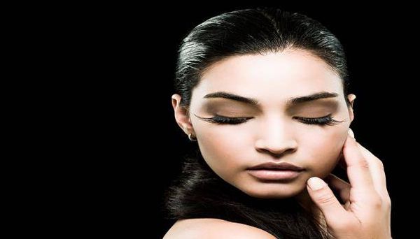 الرموش المُستعارَة: المشكلة في استخدامها الخاطىء