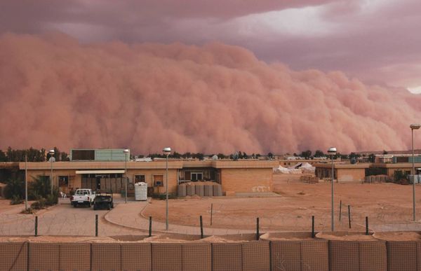 عاصفة ترابيّة تضرب عدداً من الدول العربيّة وتوقف رحلات جويّة