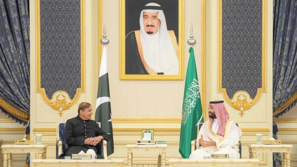 إتصال بين بن سلمان وشهباز شريف للتأكيد على سيادة المملكة