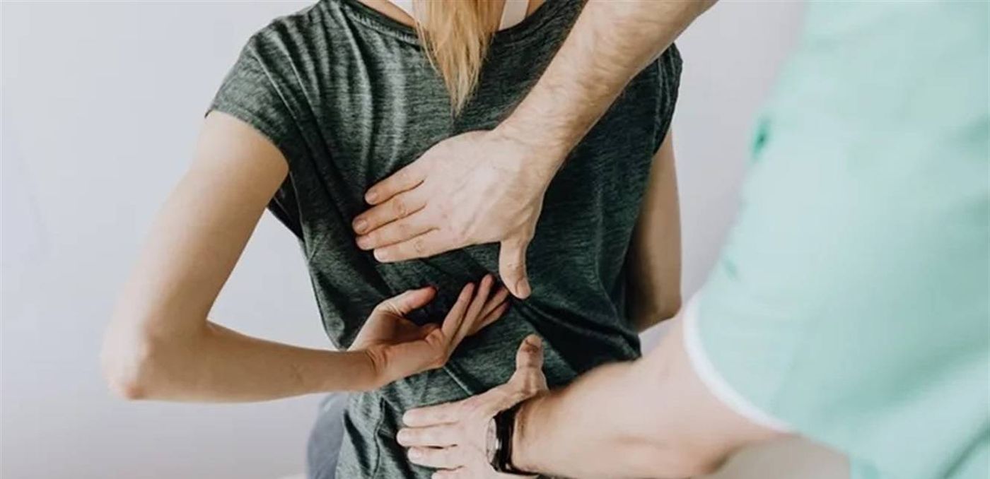 طقطقة الظهر.. متى تشكلّ خطراً على الصحة؟