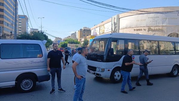 احتجاجا على ارتفاع أسعار المحروقات... سائقو الباصات يقطعون ساحة عبد الحميد كرامي في طرابلس