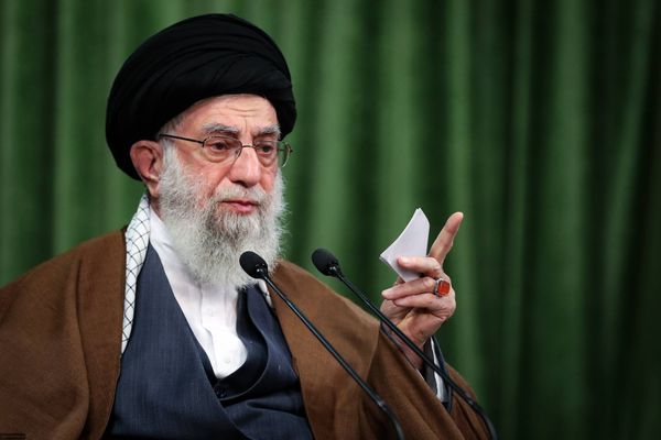 خامنئي يدعو الدول الإسلامية الى وقف تصدير النفط والمواد الغذائية لـ"إسرائيل"