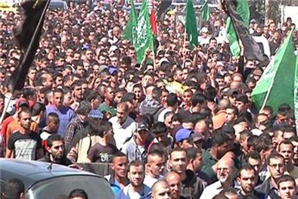 استشهاد ثلاثة فلسطنيين من مخيم جنين
تشييع شعبي ومطالبة بالانتقام بوقف المفاوضات مع الجانب الاسرائيلي
 
