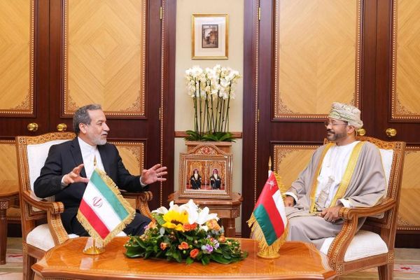 عراقجي يلتقي نظيره العماني قبيل بدء محادثات مسقط مع واشنطن
