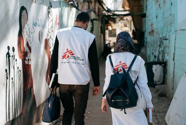 ما وراء العمل الطبي: عقدٌ من التضامن