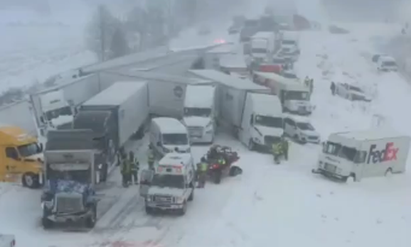 تصادم أكثر من 100 سيارة وشاحنة في ميشيغن الاميركية جراء عاصفة ثلجية