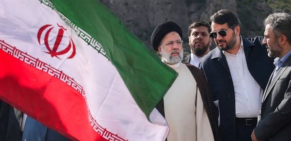 ماذا يحدث في إيران بعد وفاة رئيس البلاد وهو في السلطة؟
