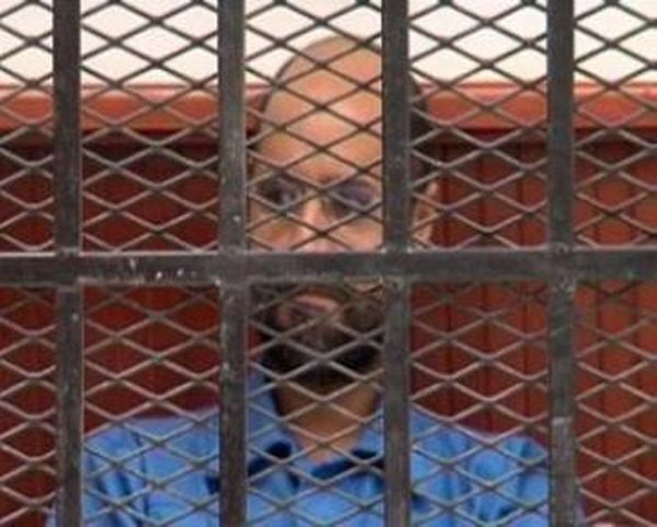 سيف الاسلام القذافي في ظهور عابر: بدا متوترا ومنزعجا وحاول إخفاء أمر ما 