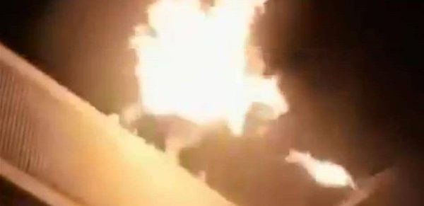 بالفيديو.. شباب يلهون بكرات من اللهب