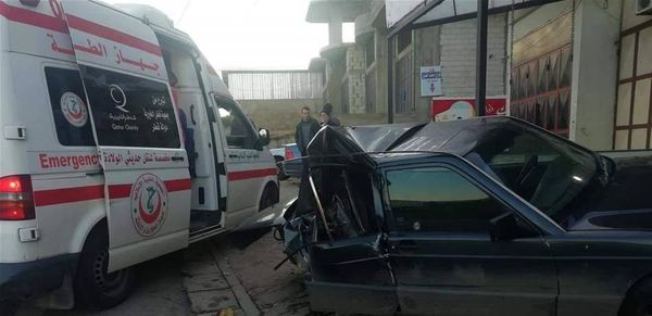 جريح بحادث مروع.. شاهدوا ماذا حصل بالسيارة! (صورة)