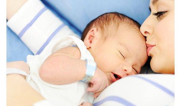 للنساء فقط ... لاتنامى مع طفلك فى نفس السرير لسبب خطير جدا !