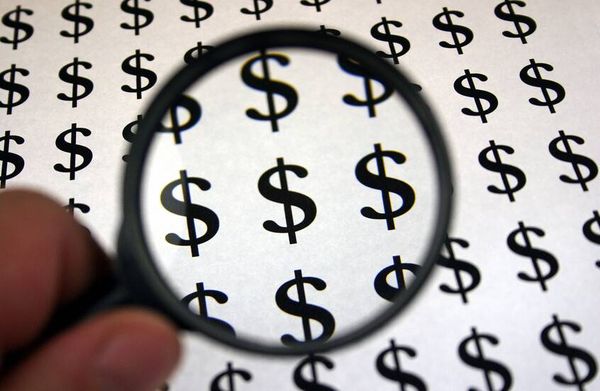 المخاطر الاقتصادية والجيوسياسية تدفع الدولار للتراجع