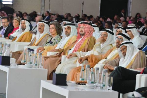 ملكة اسبانيا تُحرج الأمير عبد العزيز بن طلال بسؤال.. فكيف ردّ عليها؟
